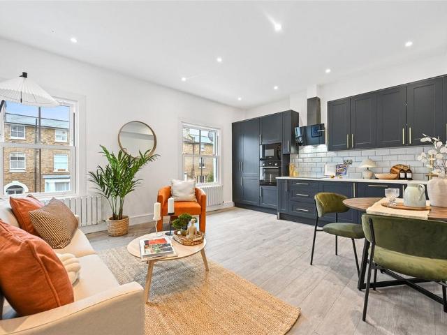 Flat for sale in Shepherd's Bush, Greater London