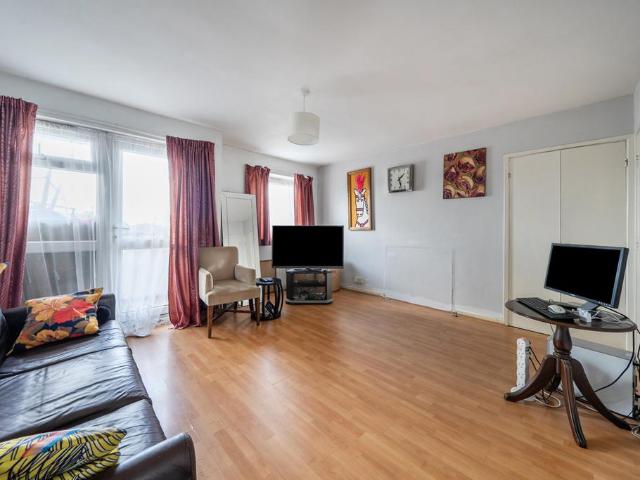 Flat for sale in Old Kent Road, Greater London