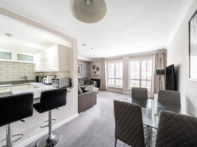 Flat for sale in West Wickham, Greater London
