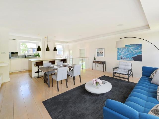 Flat for sale in Earl's Court, Greater London