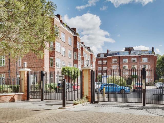 Flat for sale in Putney, Greater London