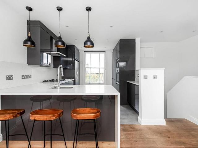Flat for sale in London Borough of Lambeth, Greater London