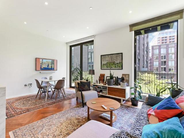 Flat for sale in Nine Elms, Greater London