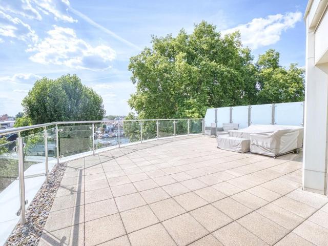 Flat for sale in Norbiton, Greater London