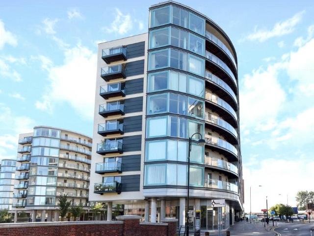 Flat for sale in Hayes, Greater London