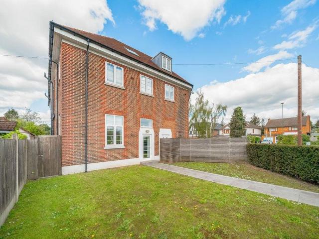 Flat for sale in Iver, Richings Park