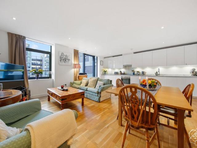 Flat for sale in Stratford Marsh, Greater London