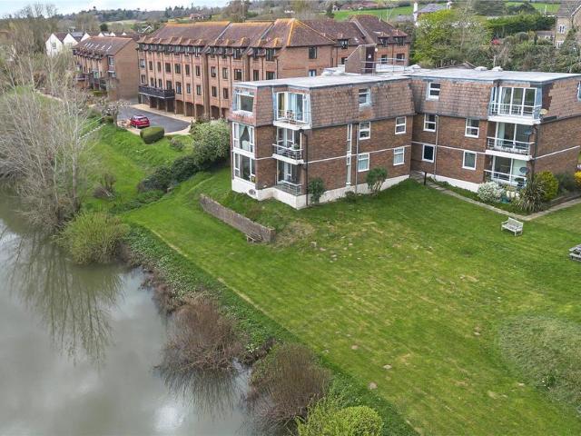 Flat for sale in Horsham, West Sussex