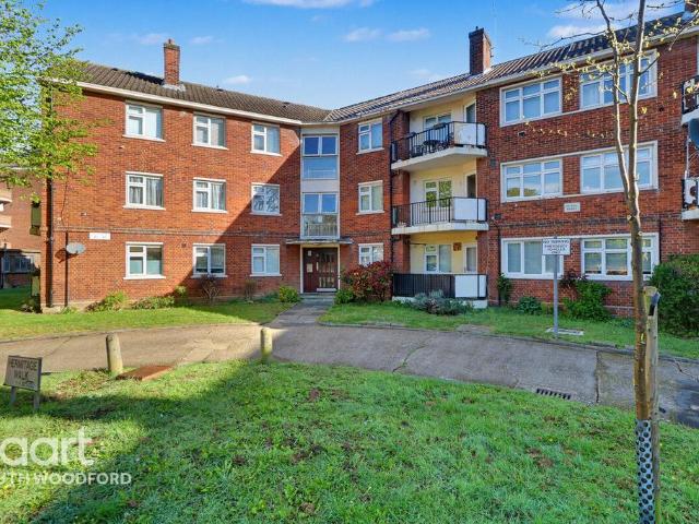 Flat for sale in Snaresbrook, Greater London