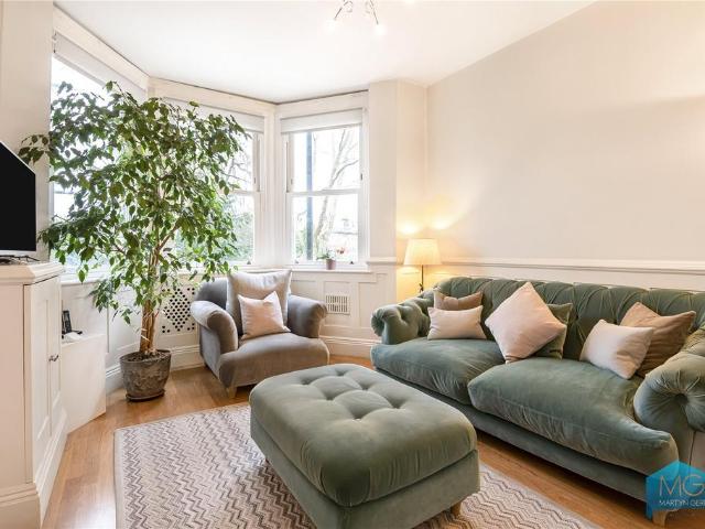Flat for sale in Hornsey, Greater London