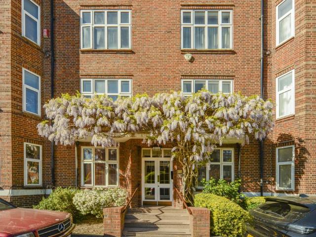 Flat for sale in Putney, Greater London
