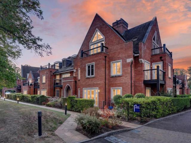 Flat for sale in Emmbrook, Wokingham