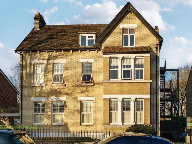 Flat for sale in London Borough of Croydon, South Norwood
