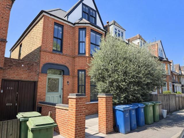 Flat for sale in East Dulwich, Greater London