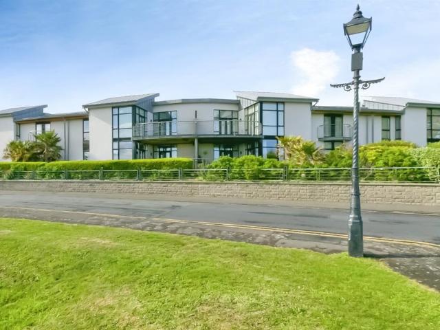 Flat for sale in The Knap, Barry