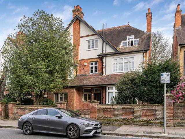Flat for sale in Roehampton, Greater London