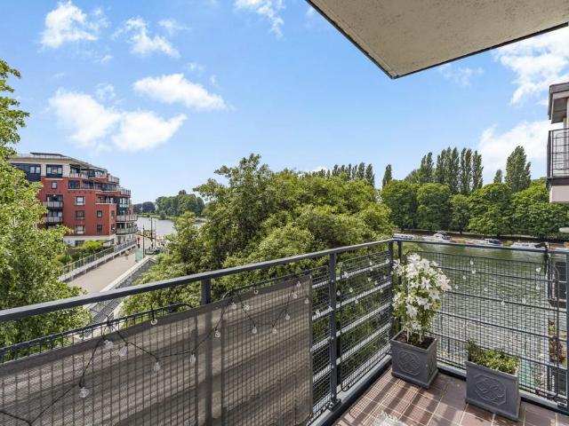 Flat for sale in Norbiton, Greater London