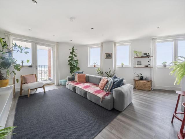 Flat for sale in London Borough of Ealing, Greater London