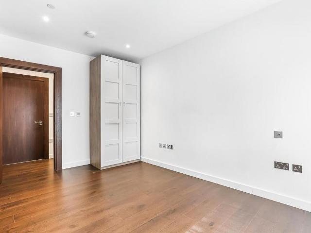 Flat for sale in Nine Elms, Greater London
