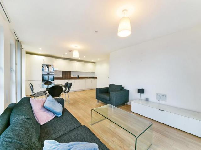 Flat for sale in Bromley-by-Bow, Bow