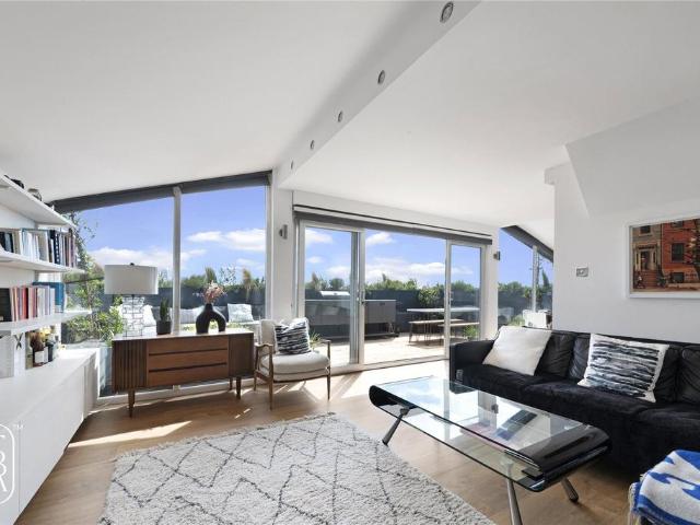Flat for sale in Old Ford, Bow