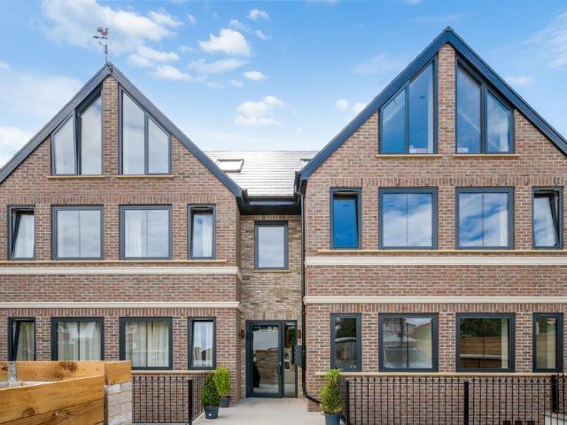 Flat for sale in London Borough of Ealing, Greater London