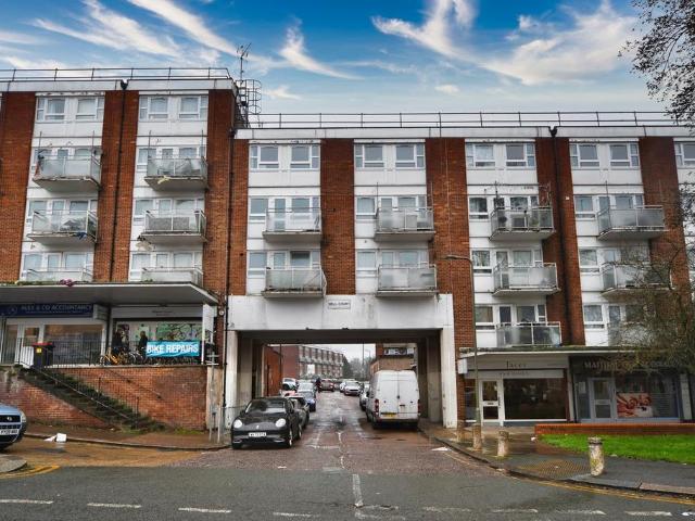 Flat for sale in Hendon, Greater London