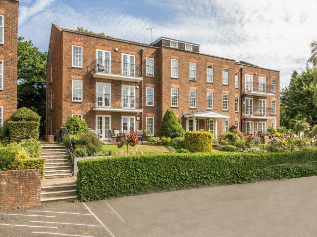 Flat for sale in Northwood, Greater London