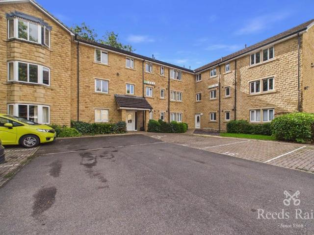Flat for sale in Huddersfield, Kirklees