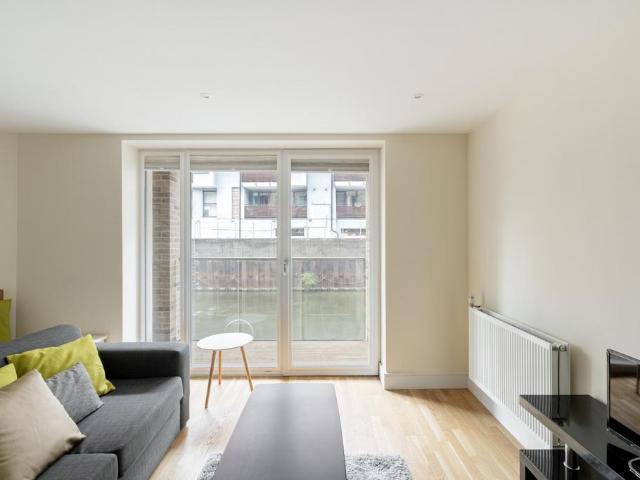 Flat for sale in Limehouse, Greater London