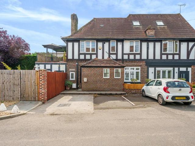 Flat for sale in Pachesham Park, Surrey