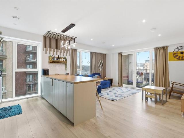 Flat for sale in Canning Town, Greater London