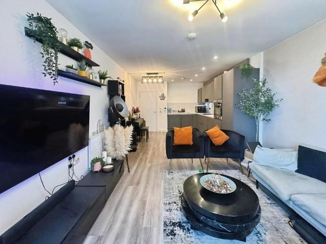 Flat for sale in Plaistow, Greater London