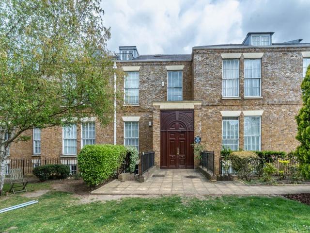 Flat for sale in Friern Barnet, Greater London
