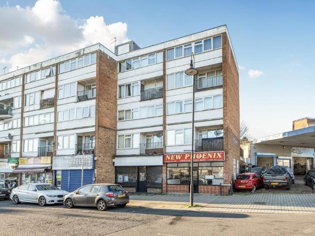Flat for sale in Crayford, Greater London