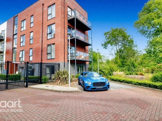 Flat for sale in Harold Wood, Greater London