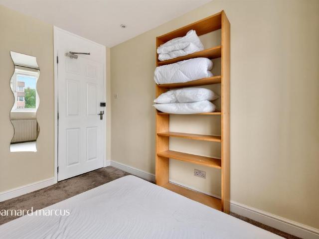 Flat for sale in Summerstown, Greater London