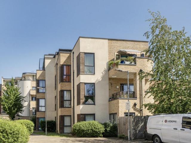 Flat for sale in London Borough of Lewisham, Ladywell
