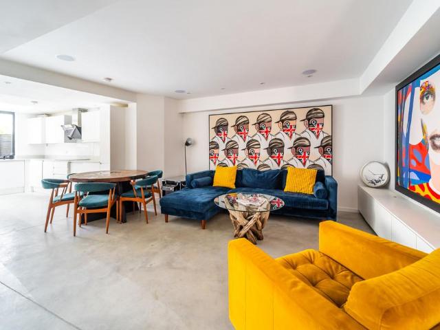 Flat for sale in Stroud Green, Greater London
