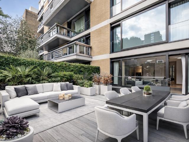 Flat for sale in Kensington, Greater London