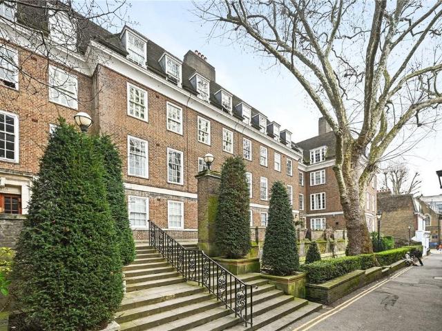 Flat for sale in Kensington, Greater London