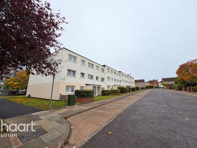 Flat for sale in Park Town, Luton