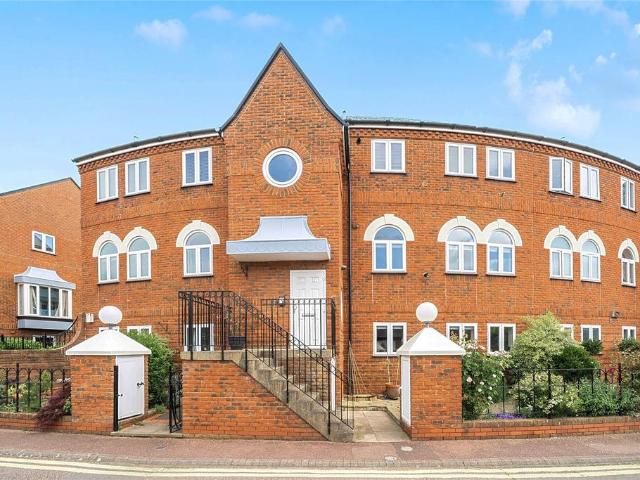 Flat for sale in Castle, Bedford