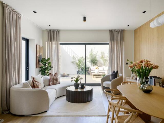 Flat for sale in London Borough of Ealing, Greater London