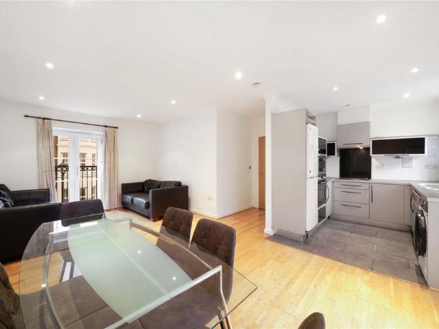 Flat for sale in Kentish Town, Greater London