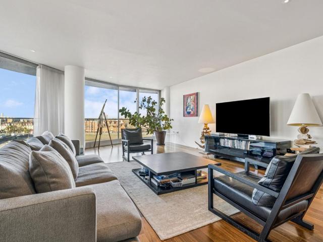 Flat for sale in Battersea, Greater London