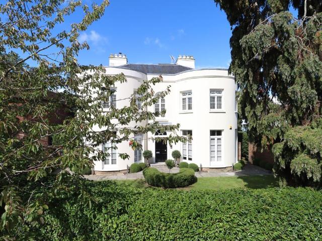 Flat for sale in Hatching Green, Five Acres