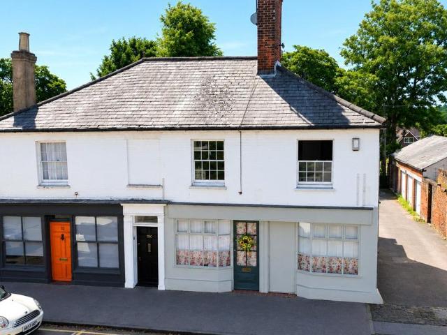 Flat for sale in Fole, Surrey