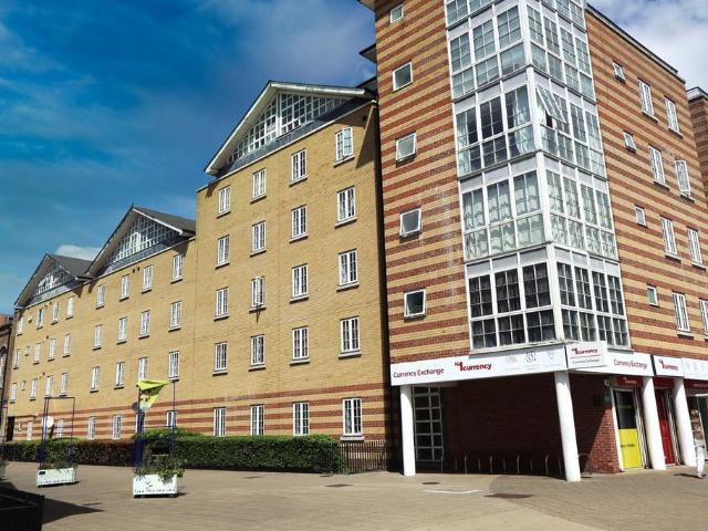 Flat for sale in Romford, Rush Green