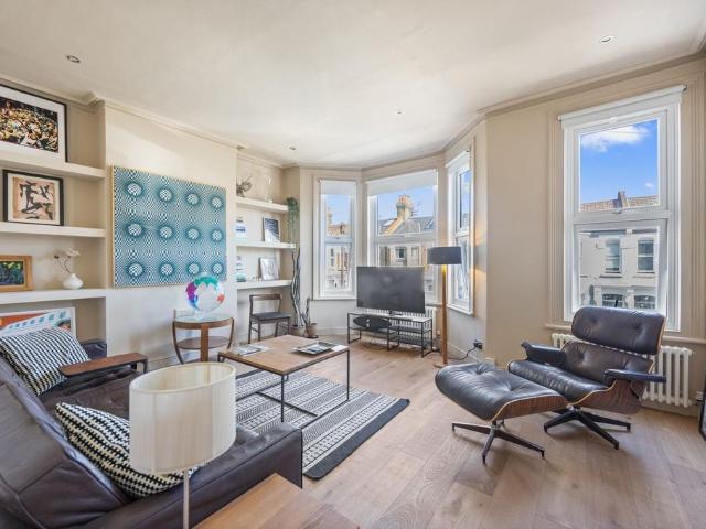 Flat for sale in Brondesbury Park, Greater London
